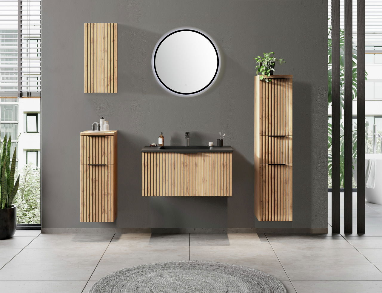 Modernes Waschtisch-Set aus Holz mit vertikalen Lamellen, bestehend aus einem Waschbecken, zwei hohen Schränken und einem runden Spiegel, frontal betrachtet.