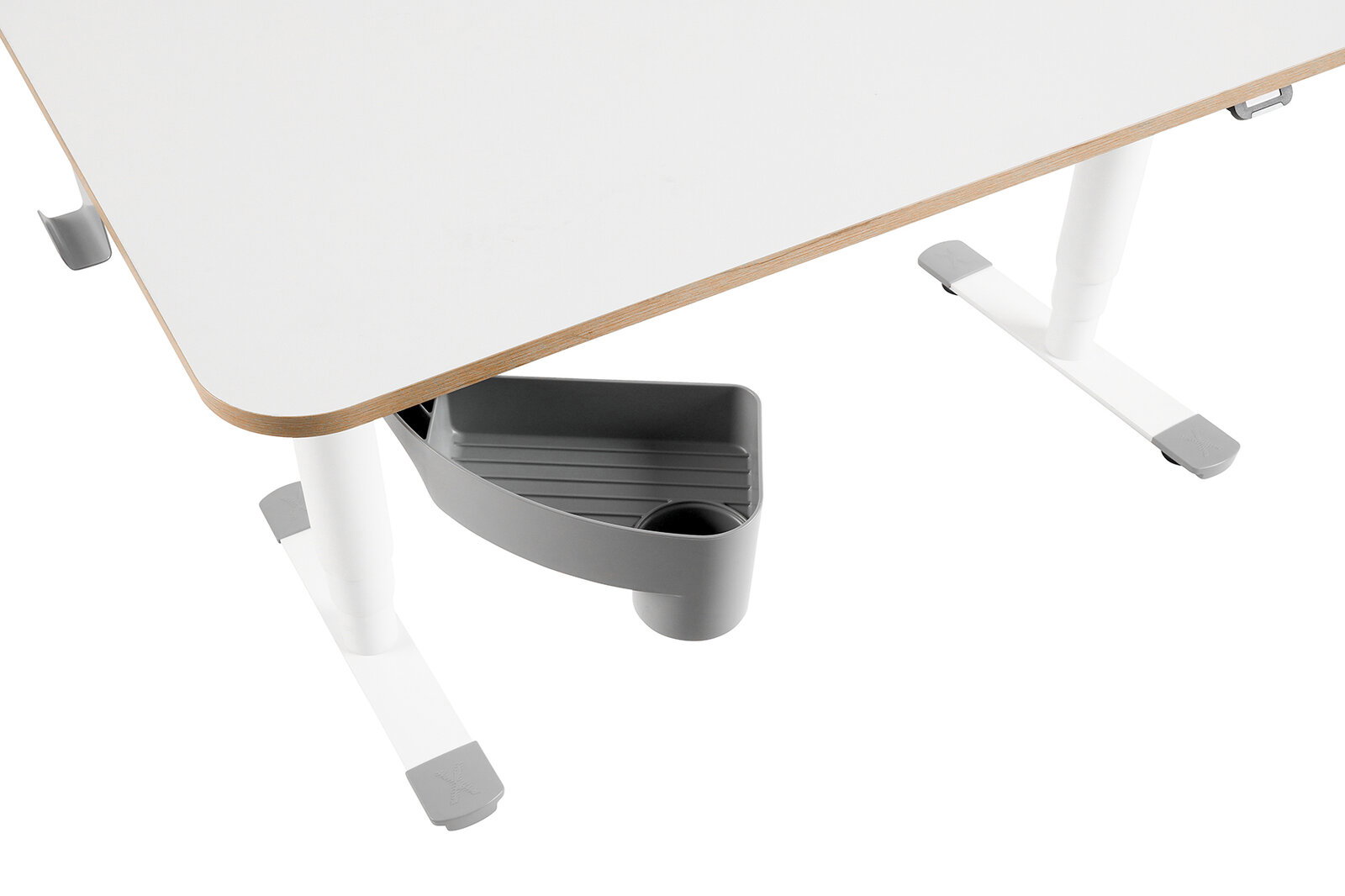 Eckansicht eines weißen E-Schreibtischs mit abgerundeten Kanten und grauem Ablagefach unter der Tischplatte.