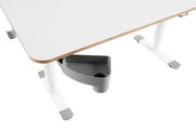 Eckansicht eines weißen E-Schreibtischs mit abgerundeten Kanten und grauem Ablagefach unter der Tischplatte.