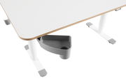 Eckansicht eines weißen E-Schreibtischs mit abgerundeten Kanten und grauem Ablagefach unter der Tischplatte.