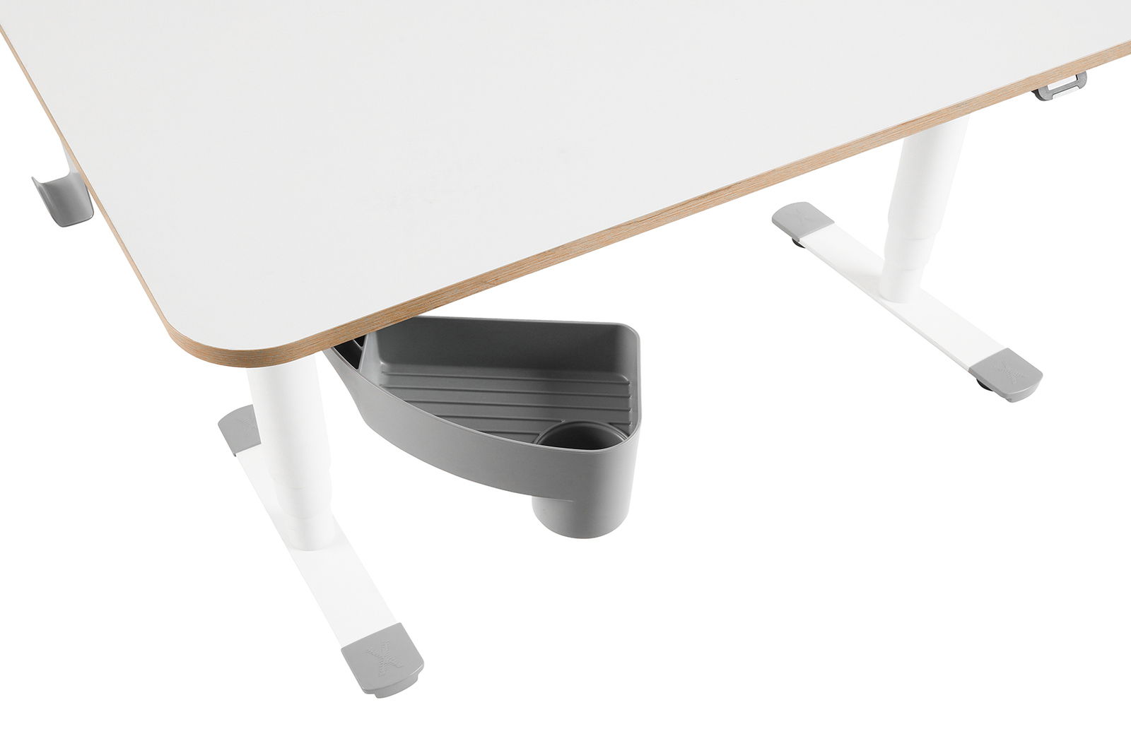 Eckansicht eines weißen E-Schreibtischs mit abgerundeten Kanten und grauem Ablagefach unter der Tischplatte.