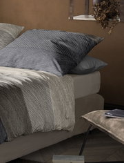 Bettwäsche-Set in neutralen Tönen mit geometrischem Muster, seitliche Perspektive
