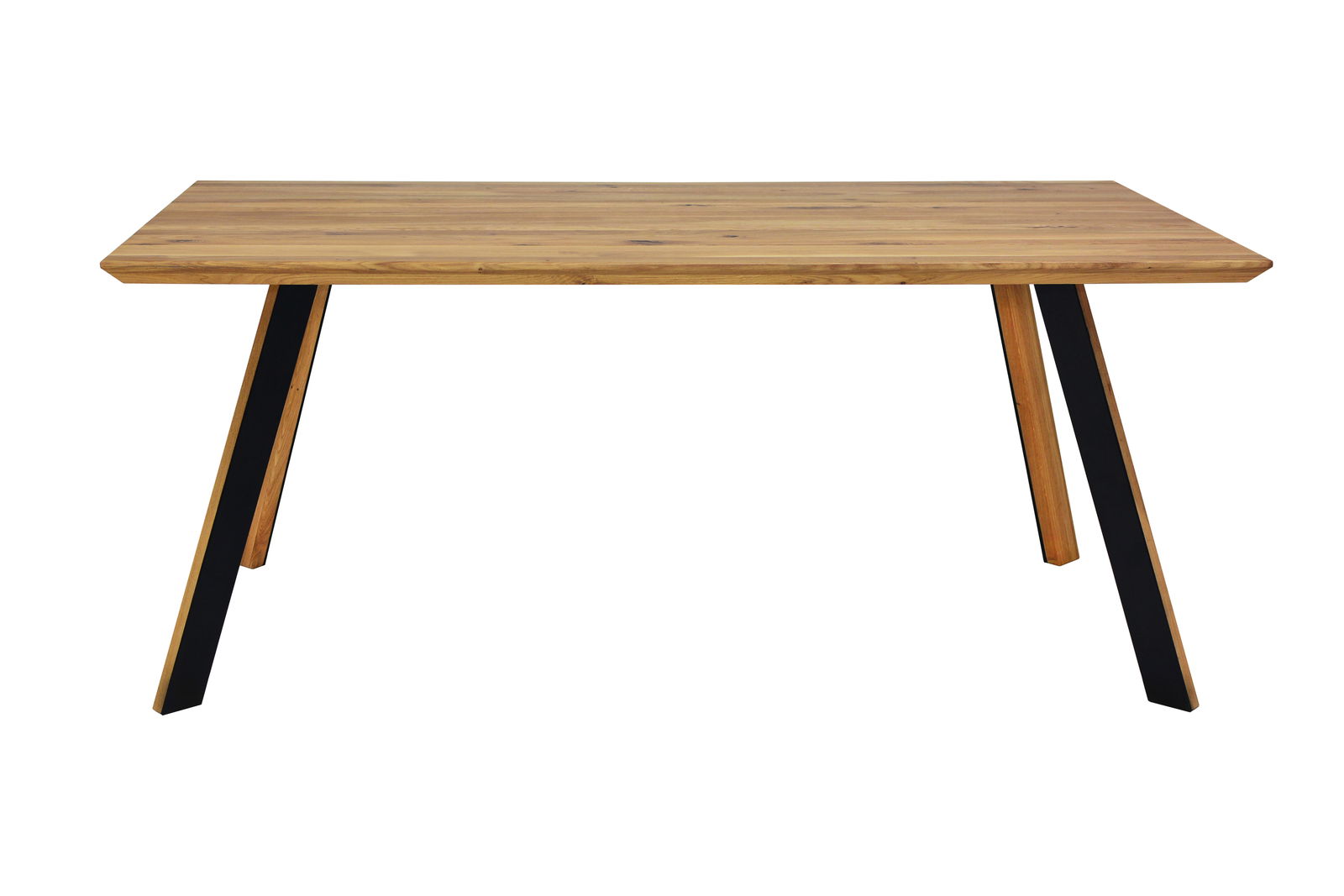 Moderner Esstisch aus Holz mit schrägen schwarzen Metallbeinen, Frontalansicht.