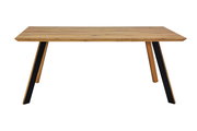 Moderner Esstisch aus Holz mit schrägen schwarzen Metallbeinen, Frontalansicht.