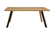 Moderner Esstisch aus Holz mit schrägen schwarzen Metallbeinen, Frontalansicht.