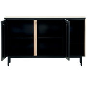 Vooraanzicht van een modern dressoir met open deuren, een zwarte romp en houten elementen.