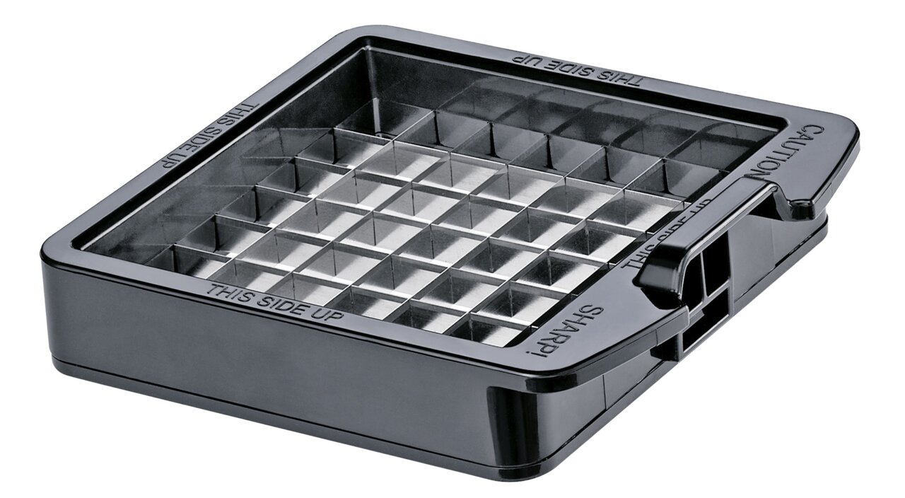 Nahaufnahme eines Zwiebel- und Gemüsewürflers mit scharfen Klingen und schwarzem Rahmen, von oben betrachtet.