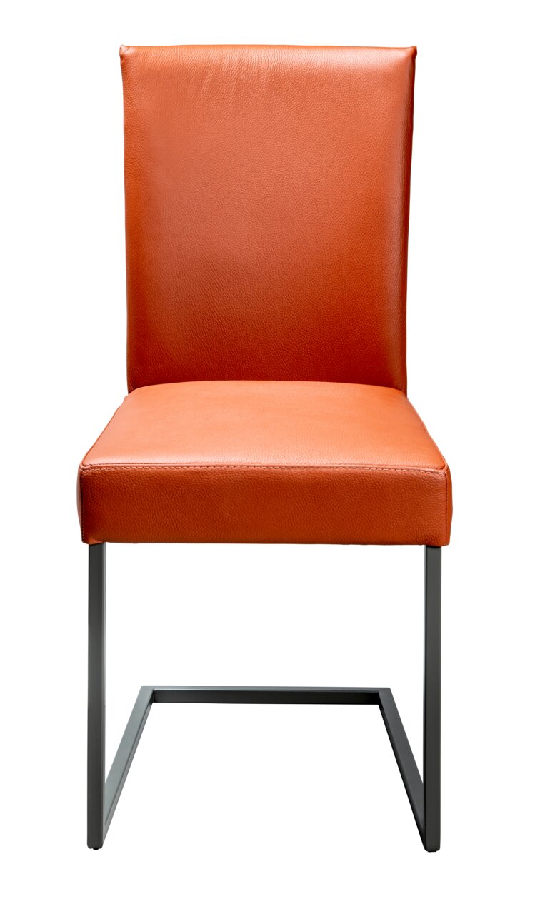 Moderner Stuhl mit orangefarbenem Lederbezug und schwarzem Metallgestell, Frontalansicht