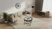 Moderne woonkamer met een beige hoekbank, een zwart bijzettafeltje in de vorm van een klok en een grote wandklok; gefotografeerd vanuit een licht schuin perspectief van voren.