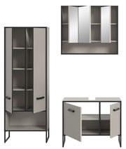 Badkombination bestehend aus einem hohen Schrank, einem Spiegelschrank und einem Unterschrank, alle in modernem Design mit geriffelten Türen, aus der Frontalperspektive.