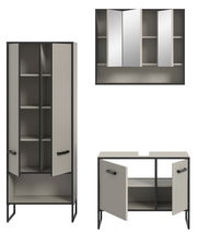 Badkombination bestehend aus einem hohen Schrank, einem Spiegelschrank und einem Unterschrank, alle in modernem Design mit geriffelten Türen, aus der Frontalperspektive.