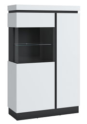 Moderne hoge vitrinekast in wit met glazen plank, zijaanzicht