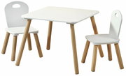 Kindertisch mit zwei weißen Stühlen aus Holz, seitliche Perspektive
