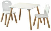 Kindertisch mit zwei weißen Stühlen aus Holz, seitliche Perspektive