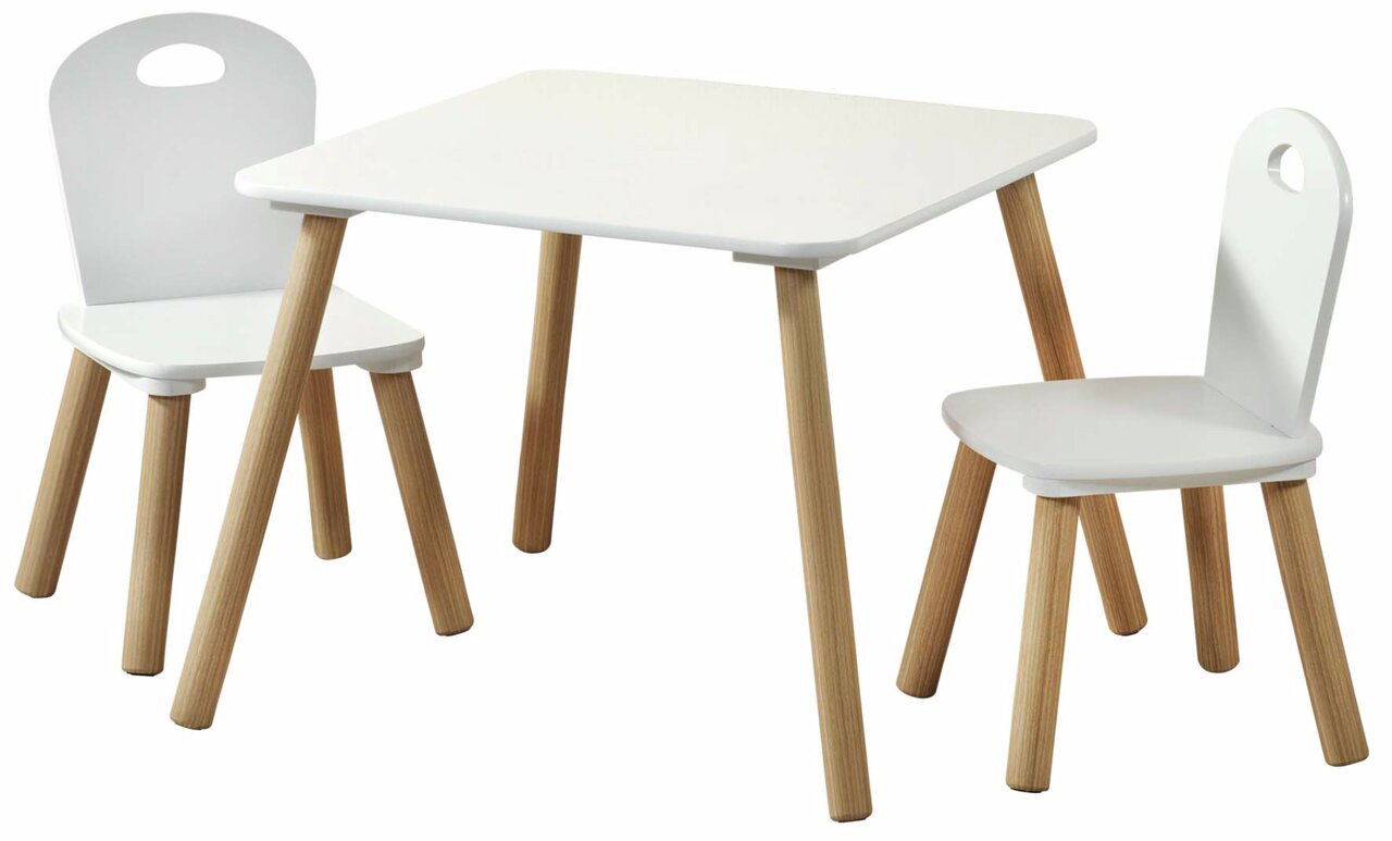 Kindertisch mit zwei weißen Stühlen aus Holz, seitliche Perspektive
