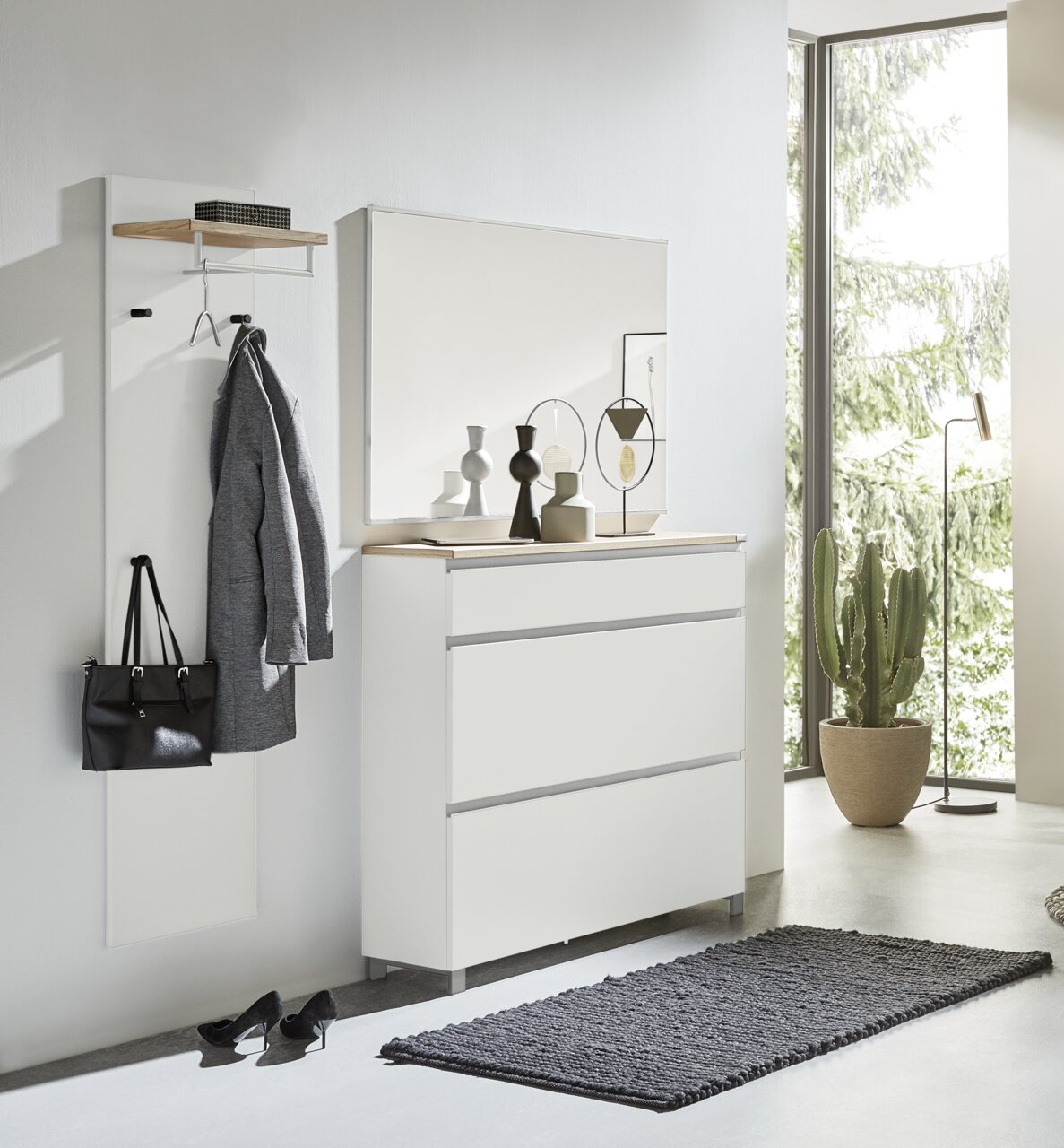 Modernes Garderoben-Set in Weiß mit Wandpaneel, Kleiderhaken, Ablage und Kommode, seitliche Perspektive