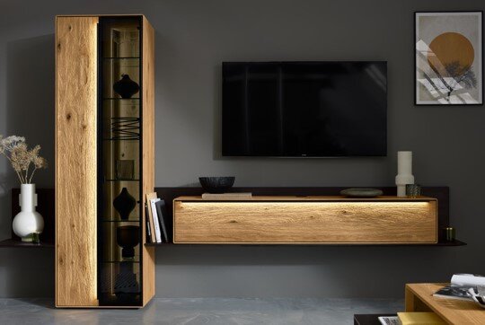 Max Berger Wandkombination GARDA Moderne Wandkombination GARDA von Max Berger in Holzoptik mit Glasvitrine und LED-Beleuchtung, frontal betrachtet.