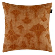 Vooraanzicht van een vierkant, warm oranjebruin sierkussen van JOOP! met zachte structuur en ton-sur-ton reliëfpatroon