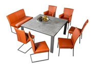 Essgruppe mit quadratischem Tisch und orangefarbenen Stühlen und Bänken, Perspektive von oben