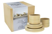 Tellerset Futuro Sand 12-tlg. aus hochwertigem Porzellan, bestehend aus 4 Speisetellern, 4 Desserttellern und 4 Mehrzweckschalen, in sandfarbener Optik. Perspektive zeigt das Set von vorne mit Verpackung im Hintergrund.