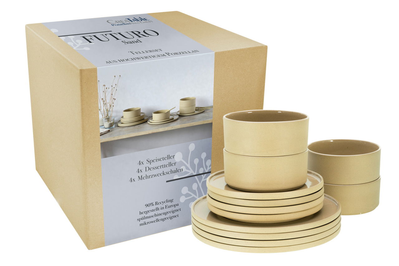 Tellerset Futuro Sand 12-tlg. aus hochwertigem Porzellan, bestehend aus 4 Speisetellern, 4 Desserttellern und 4 Mehrzweckschalen, in sandfarbener Optik. Perspektive zeigt das Set von vorne mit Verpackung im Hintergrund.