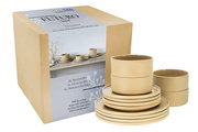Tellerset Futuro Sand 12-tlg. aus hochwertigem Porzellan, bestehend aus 4 Speisetellern, 4 Desserttellern und 4 Mehrzweckschalen, in sandfarbener Optik. Perspektive zeigt das Set von vorne mit Verpackung im Hintergrund.