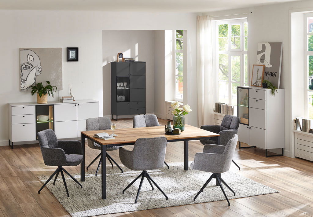 Moderne Wohnzimmermöbel in heller Umgebung, mit Sideboard, Highboard und Vitrine in Weiß und Grau, aus der Perspektive eines offenen Wohnraums.