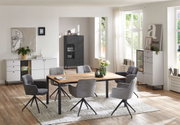 Moderne woonkamermeubels in een lichte omgeving, met een dressoir, een hoog dressoir en een vitrinekast in wit en grijs, gezien vanuit een open woonkamer.