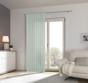 Moderner, transparenter Fertigvorhang in hellem Mintgrün, aufgehängt vor einer großen Fensterfront in einem stilvoll eingerichteten Wohnzimmer. Perspektive von vorne.