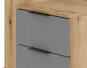 Nahaufnahme einer Kompaktgarderobe mit Holzoptik und grauen Schubladenfronten, seitliche Perspektive