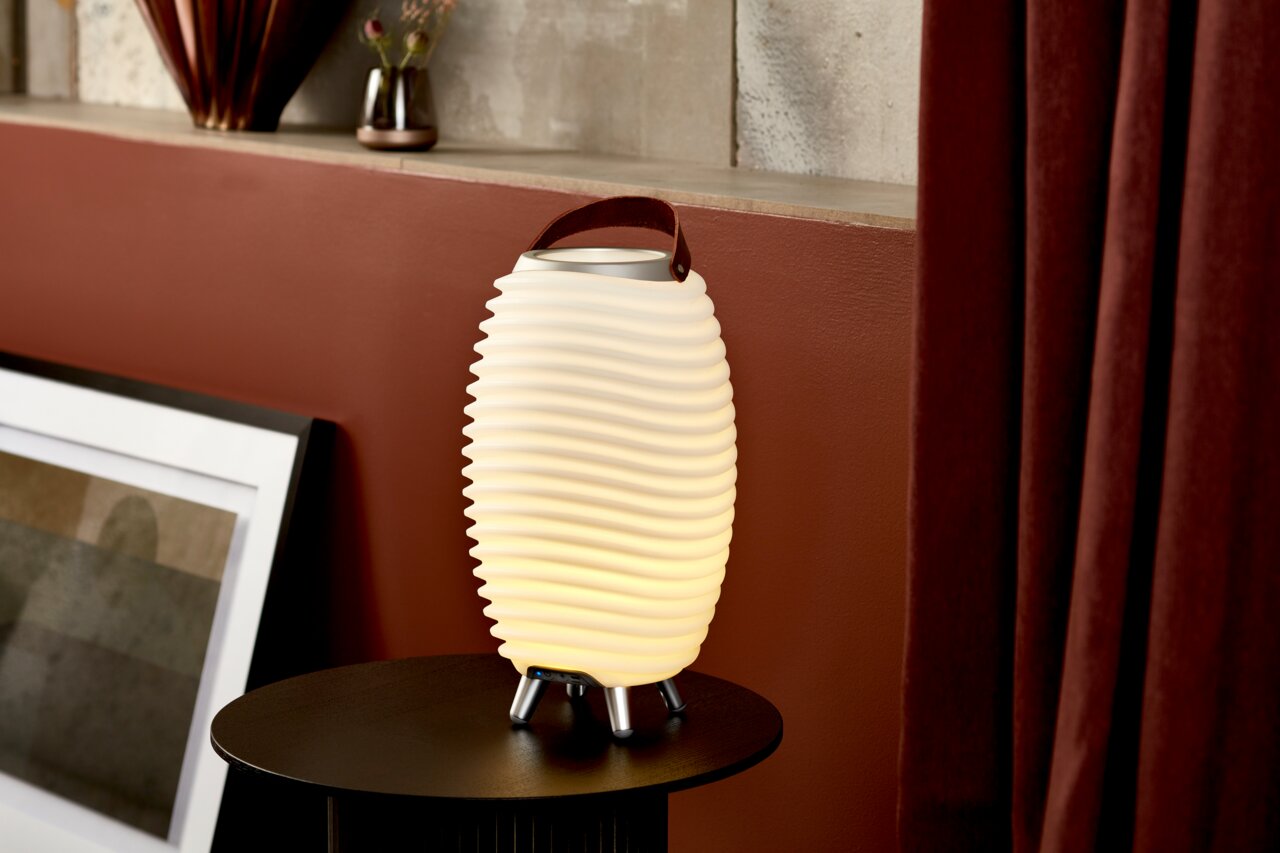 Akkubetriebene LED-Leuchte mit Lautsprecher in wellenförmigem Design, seitliche Perspektive