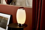 Akkubetriebene LED-Leuchte mit Lautsprecher in wellenförmigem Design, seitliche Perspektive