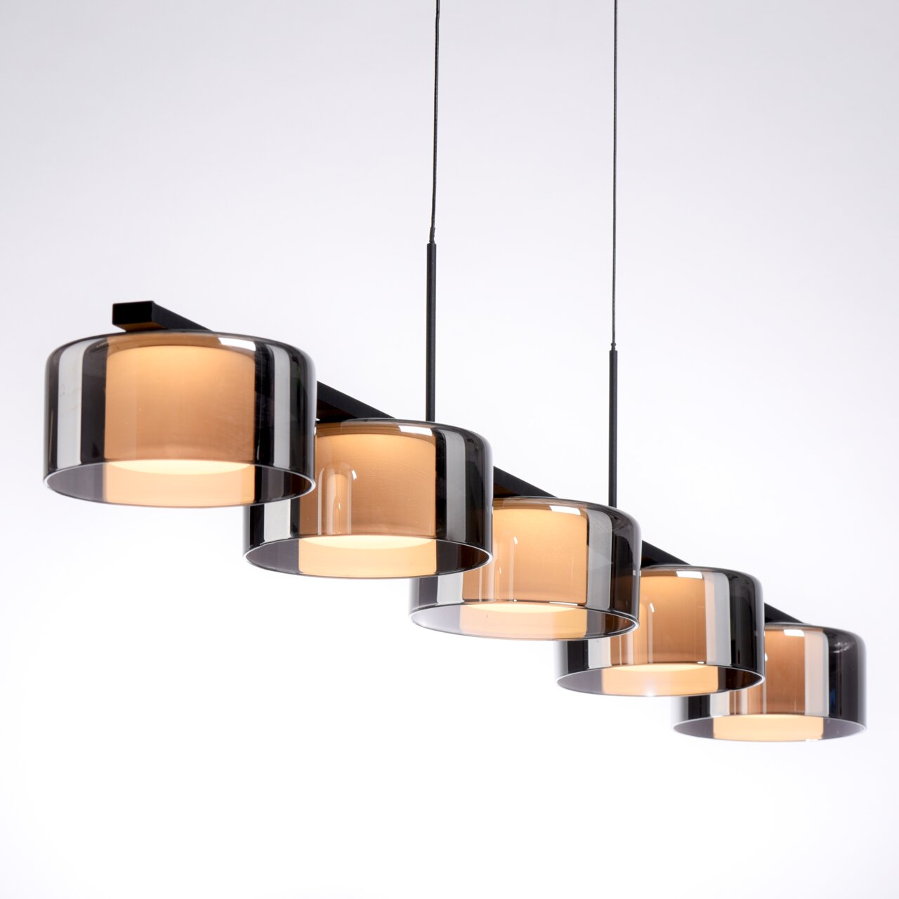 Moderne Pendelleuchte RIKA mit fünf rauchgrauen Glasschirmen, seitliche Perspektive