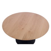 Ronde houten salontafel met natuurlijke nerf, gezien van bovenaf