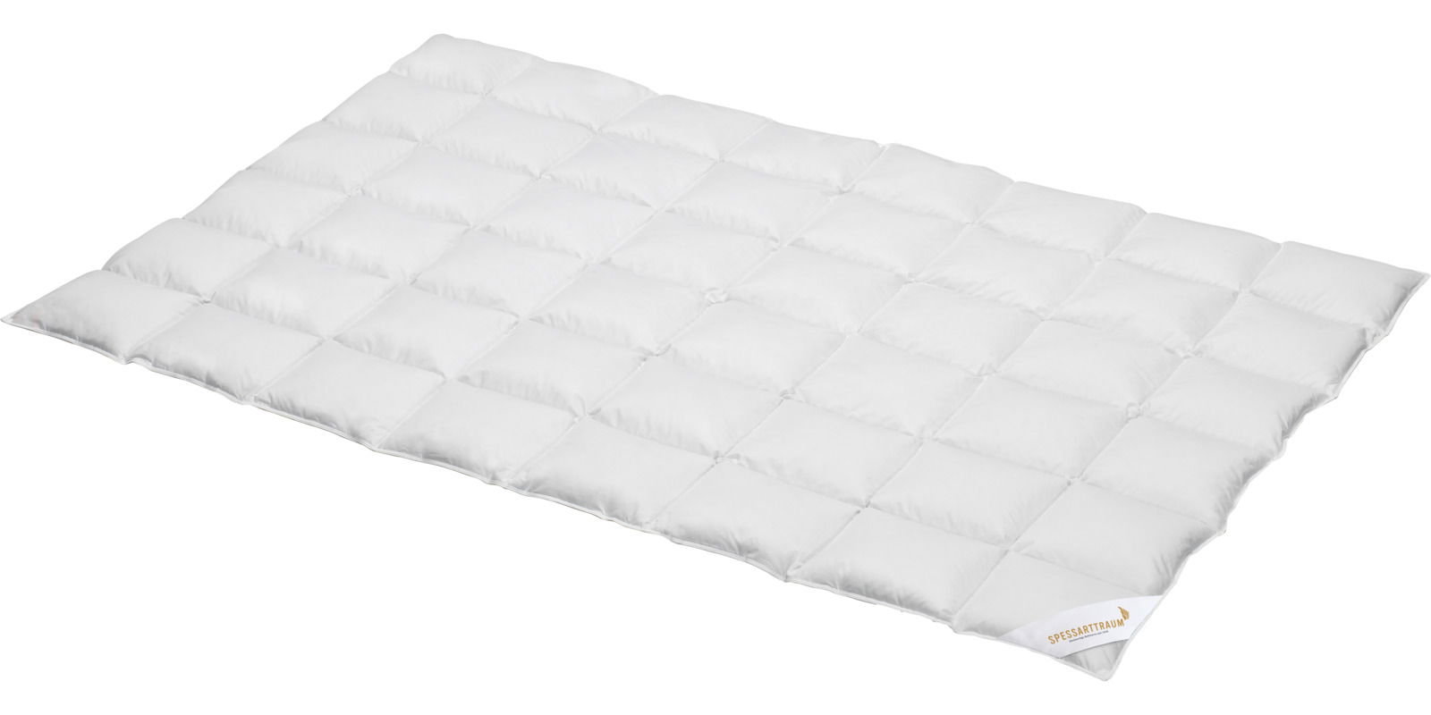 Spessarttraum Ganzjahresbett 155x220cm CLASSIC Ganzjahresbettdecke 155x220cm in schräger Draufsicht, weiße Steppdecke mit quadratischem Muster