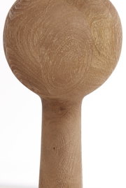 Nahaufnahme einer Stehleuchte aus Holz mit runder Form, seitliche Perspektive