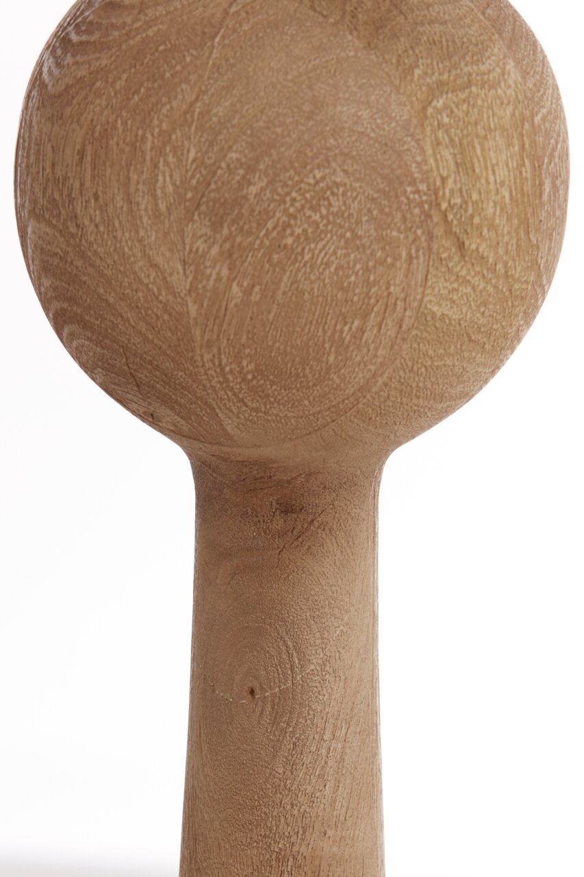 Close-up van een houten staande lamp met een ronde vorm, gezien vanaf de zijkant