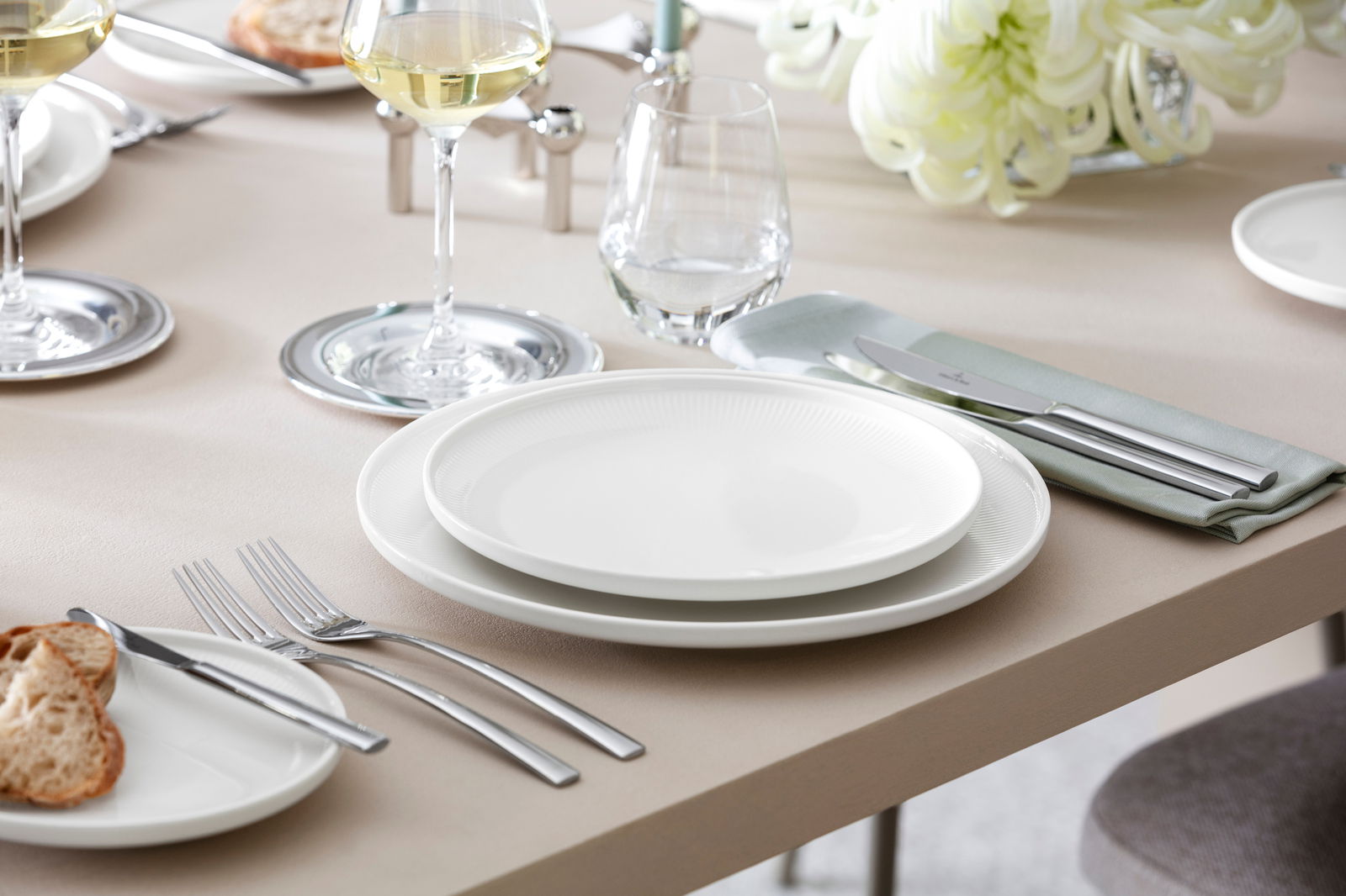 Villeroy & Boch Brotteller AFINA Brotteller Afina 17,1cm auf einem gedeckten Tisch, seitliche Perspektive