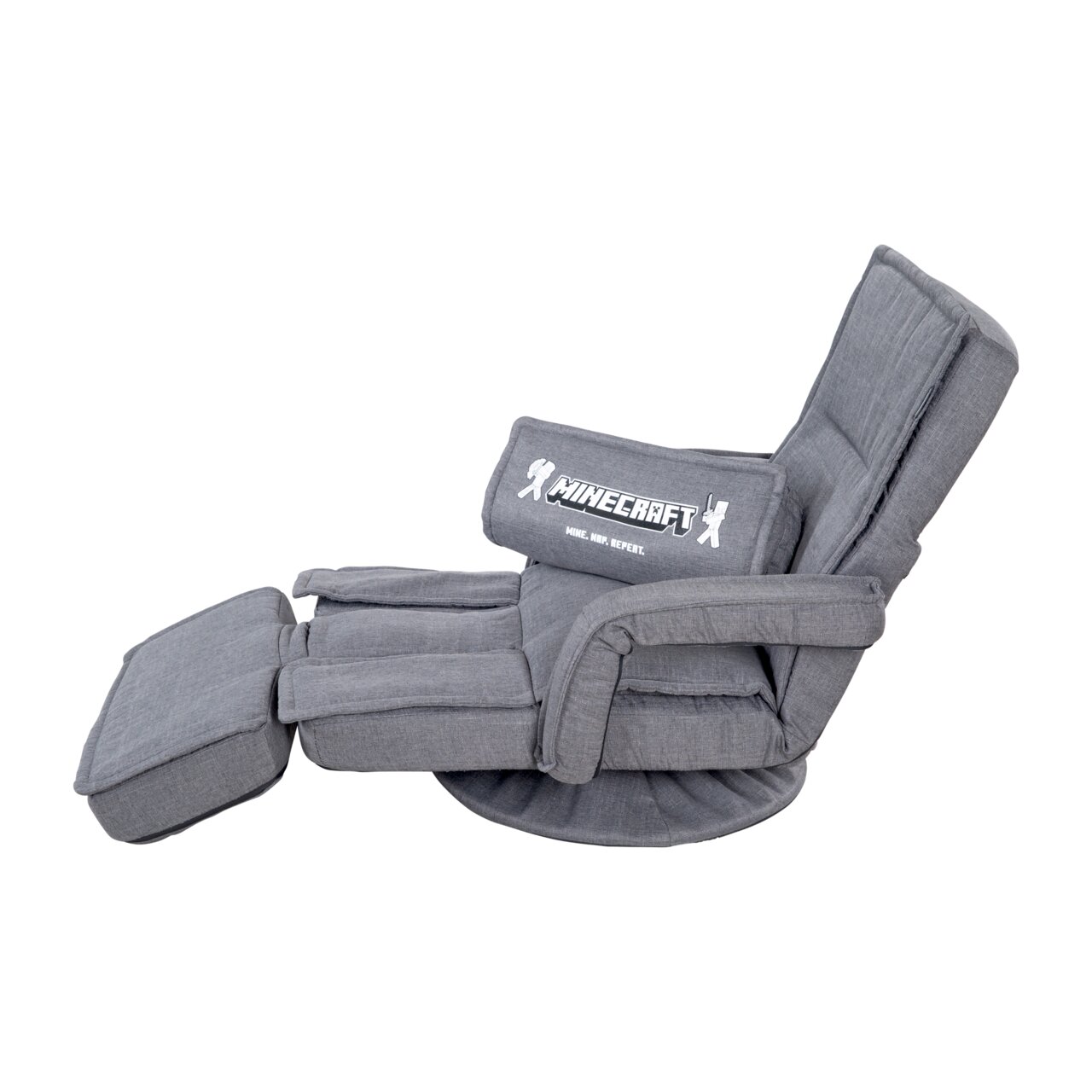 Grauer, gepolsterter Gaming-Bodenstuhl mit verstellbarer Rückenlehne, Armlehnen und ausklappbarer Fußstütze, seitliche Ansicht auf weißem Hintergrund; Kissen mit „MINECRAFT“-Schriftzug.