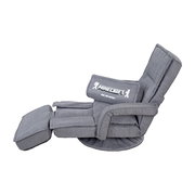 Grauer, gepolsterter Gaming-Bodenstuhl mit verstellbarer Rückenlehne, Armlehnen und ausklappbarer Fußstütze, seitliche Ansicht auf weißem Hintergrund; Kissen mit „MINECRAFT“-Schriftzug.