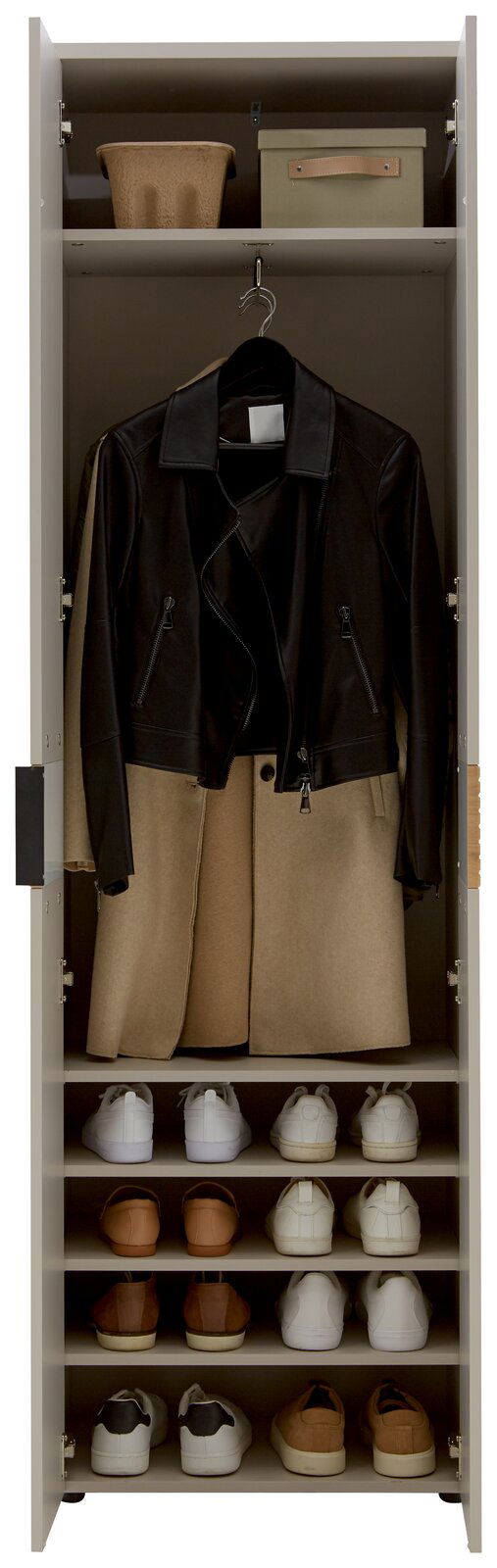 Garderobenschrank mit geöffneter Tür, zeigt eine schwarze Lederjacke und einen beigen Mantel auf einem Kleiderbügel, sowie mehrere Paar Schuhe auf Regalböden. Perspektive: Frontalansicht.