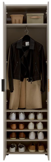 Garderobenschrank mit geöffneter Tür, zeigt eine schwarze Lederjacke und einen beigen Mantel auf einem Kleiderbügel, sowie mehrere Paar Schuhe auf Regalböden. Perspektive: Frontalansicht.