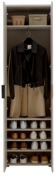 Garderobenschrank mit geöffneter Tür, zeigt eine schwarze Lederjacke und einen beigen Mantel auf einem Kleiderbügel, sowie mehrere Paar Schuhe auf Regalböden. Perspektive: Frontalansicht.