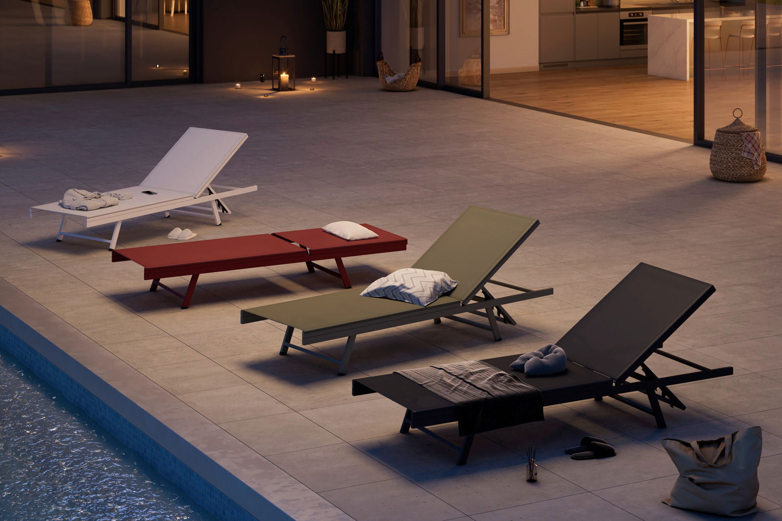Vier Sonnenliegen in verschiedenen Farben auf einer Terrasse am Pool, bei Abenddämmerung von schräg oben betrachtet.
