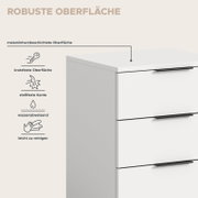 Schlichte weiße Kommode mit drei Schubladen und schwarzen Griffen, Detailansicht der melaminharzbeschichteten, robusten Oberfläche mit Hinweisen auf kratzfest, stoßfeste Kante, wasserabweisend und leicht zu reinigen, Perspektive: schräg von vorne oben.