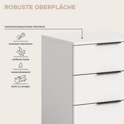 Schlichte weiße Kommode mit drei Schubladen und schwarzen Griffen, Detailansicht der melaminharzbeschichteten, robusten Oberfläche mit Hinweisen auf kratzfest, stoßfeste Kante, wasserabweisend und leicht zu reinigen, Perspektive: schräg von vorne oben.