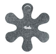 Pfannenschutz aus Filz in grauer Farbe mit mehreren abgerundeten Armen, von oben betrachtet.