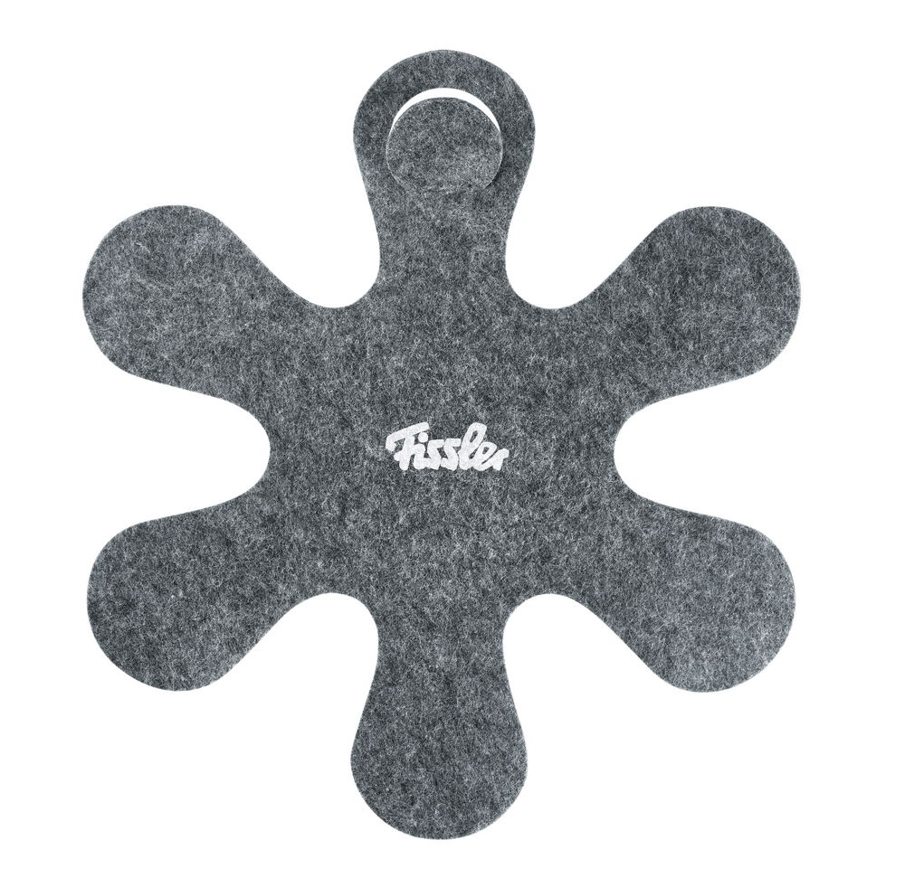 Pfannenschutz aus Filz in grauer Farbe mit mehreren abgerundeten Armen, von oben betrachtet.