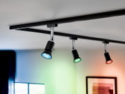 Driekleurige ledlampen in een plafondlamp, gezien van onderaf