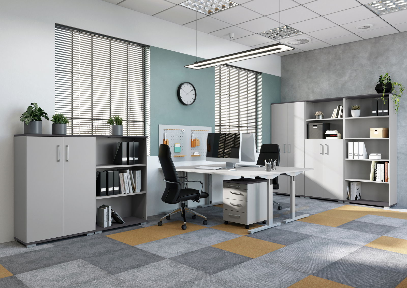 Moderne Büroumgebung mit Schreibtischen, Rollcontainer und Aktenschränken in einem hellen Raum mit großen Fenstern, seitliche Perspektive.